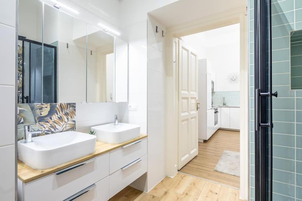 Apartment Cityscape Budget Theresa Budapest